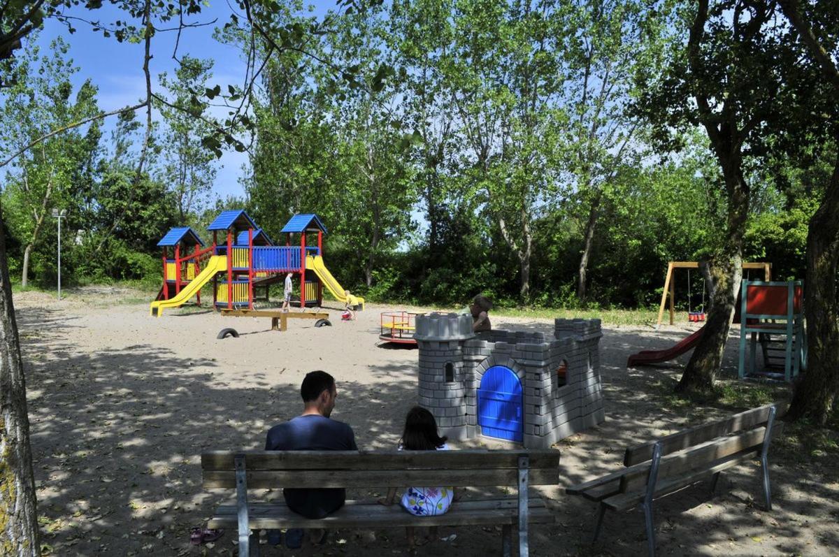 Happy Camp Mobile Homes In Camping Village Rosapineta Росолина Маре Екстериор снимка